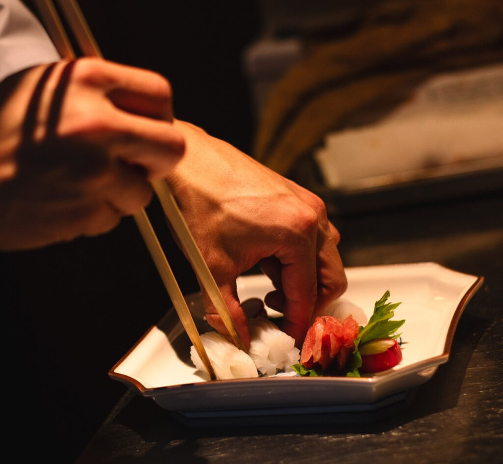 料理を盛り付ける手元